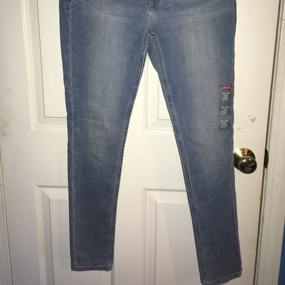 Light wash Levi jeans - Picture 2 of 3